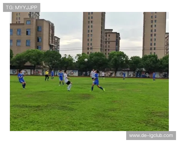 在绿茵场上奋不顾身拼搏展现少年无畏勇气瞬间